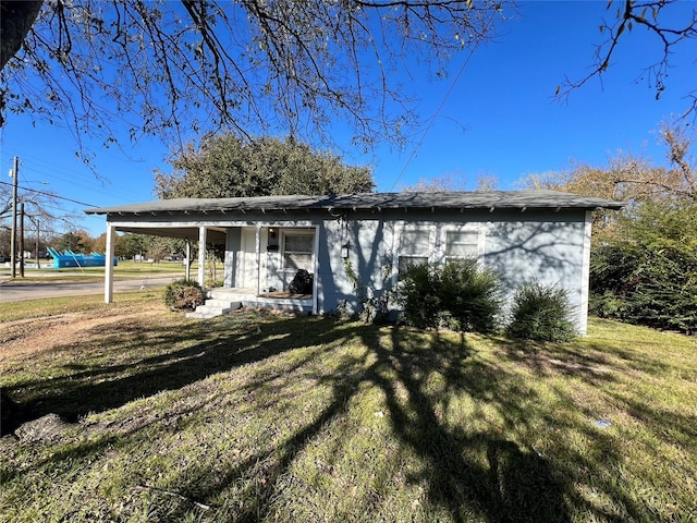 view of front of property featuring a front lawn