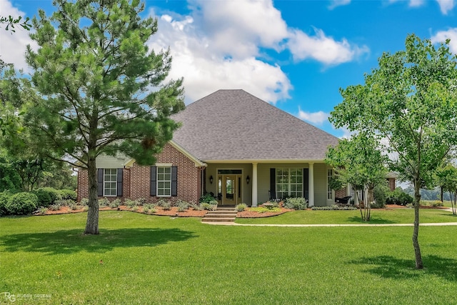 view of front of property featuring a front yard