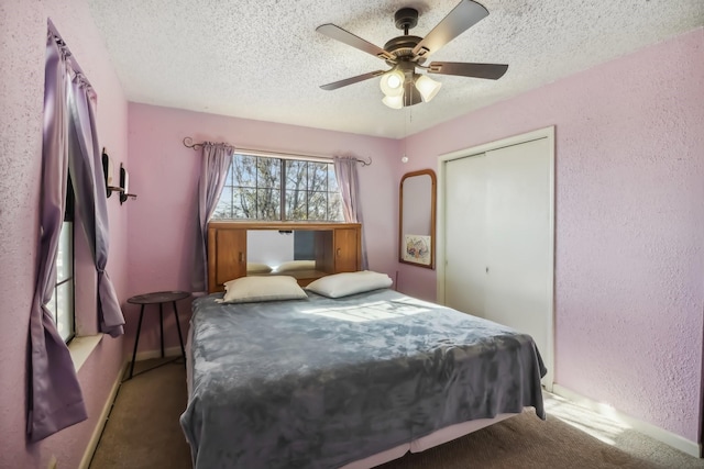 bedroom featuring carpet flooring, ceiling fan, and a textured ceiling