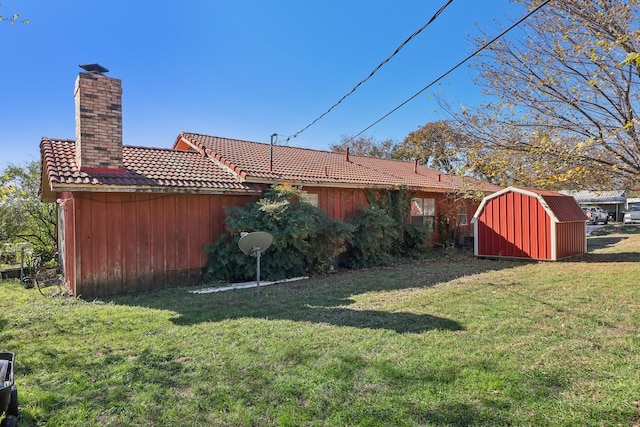 view of yard featuring a storage unit