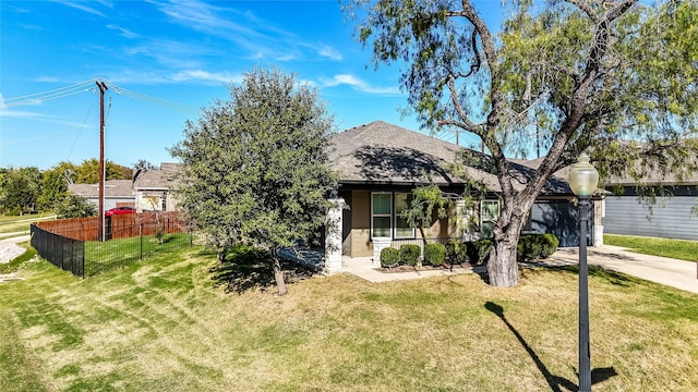 view of front of property featuring a front yard