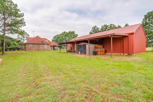 view of yard featuring an outdoor structure