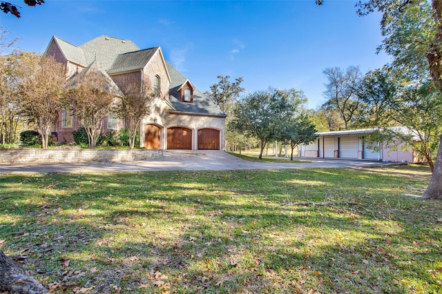 view of front of house featuring a front lawn