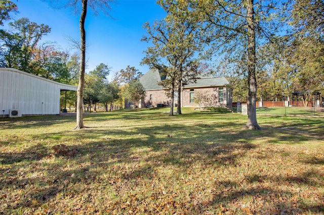 view of yard featuring an outdoor structure