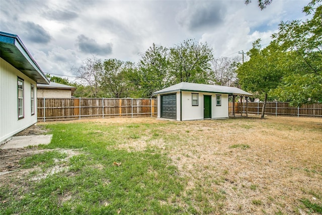 view of yard featuring an outbuilding