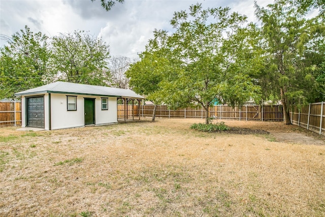 view of yard featuring an outbuilding