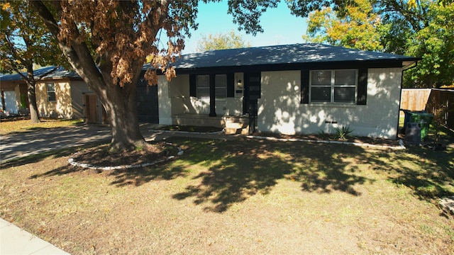 view of front facade featuring a front lawn