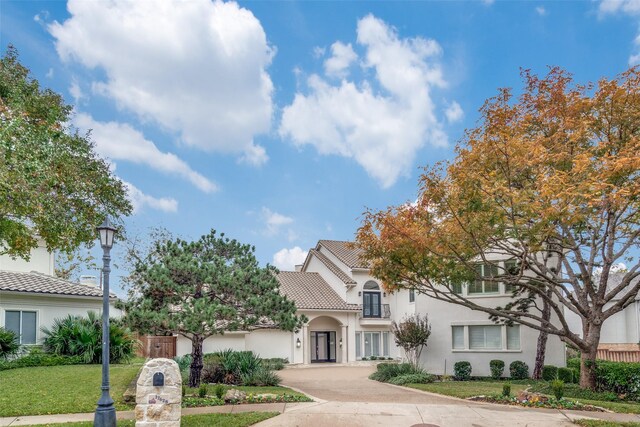 view of front of property featuring a front yard