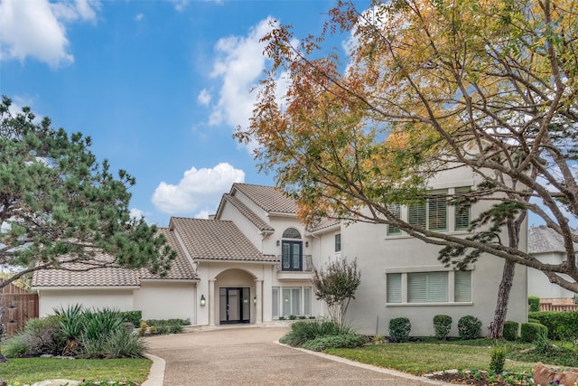 view of front of home featuring a front yard