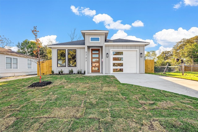 view of front of property featuring a front lawn and a garage