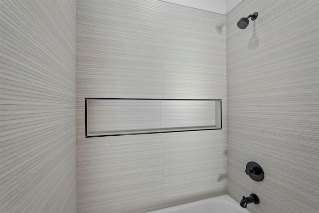 bathroom featuring tiled shower / bath