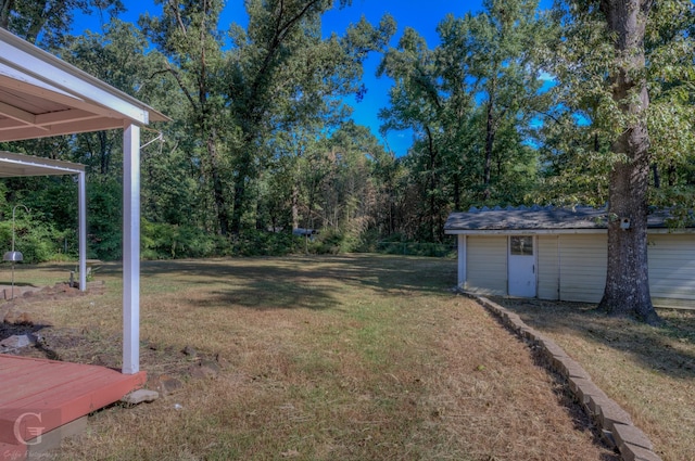 view of yard with a shed