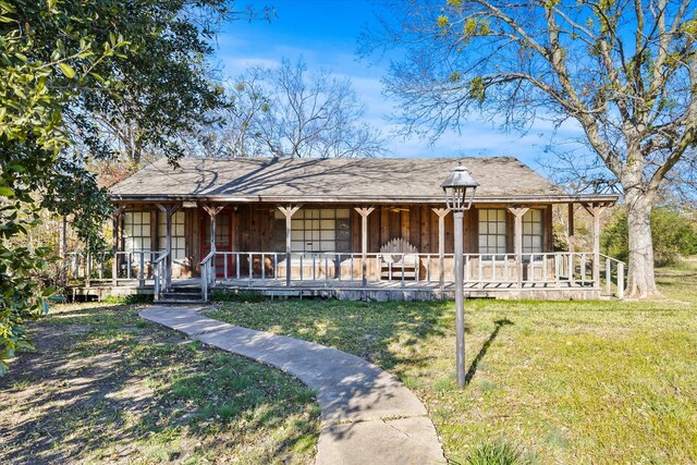 view of front facade with a porch and a front yard