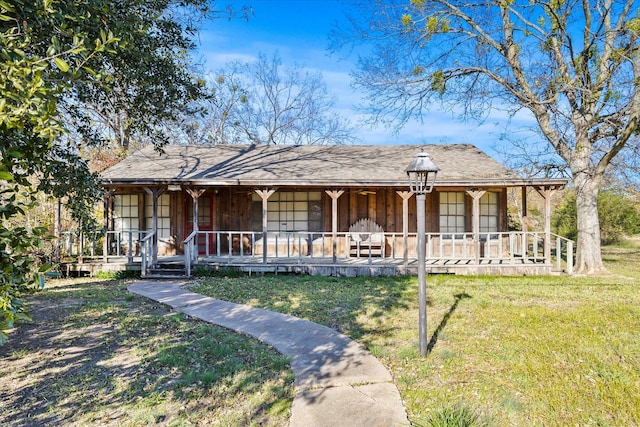 view of front facade featuring covered porch and a front lawn