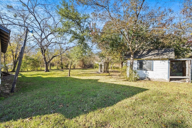 view of yard with an outdoor structure