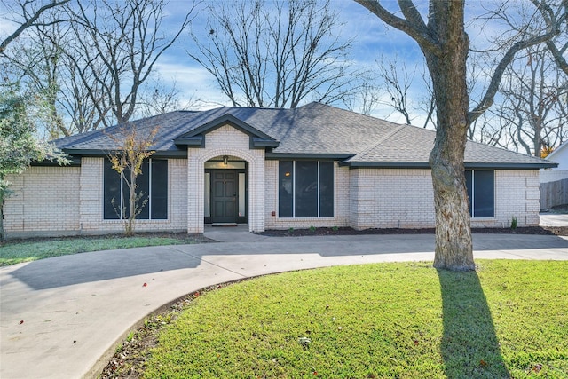 single story home with a front yard