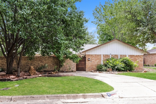 view of front of home featuring a front yard