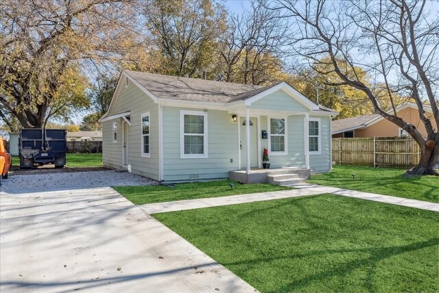 bungalow featuring a front lawn