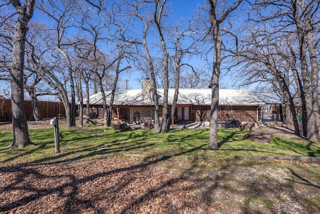 view of front of home featuring a front lawn