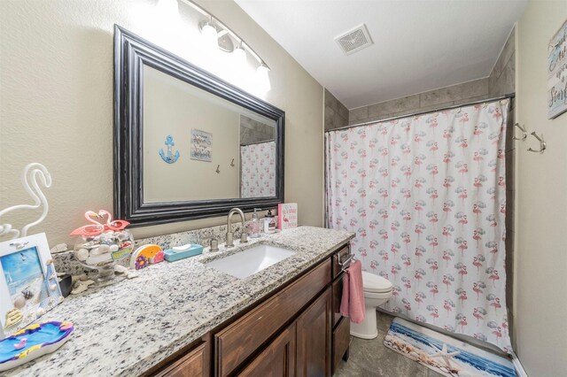 bathroom featuring a shower with curtain, vanity, and toilet