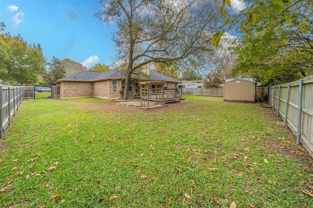 view of yard featuring a storage shed