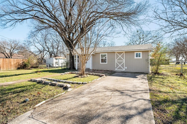 view of front of property featuring a front lawn and an outdoor structure