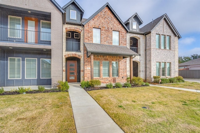 view of front of house featuring a front yard