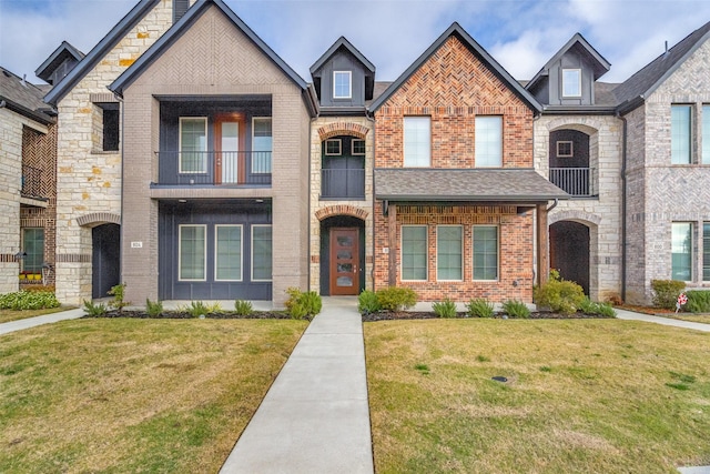 view of front facade featuring a front lawn