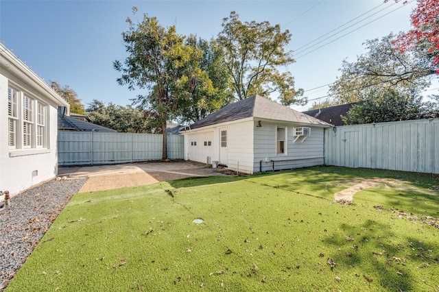 view of yard featuring a patio area