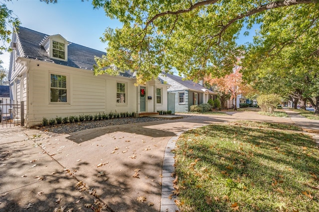 view of front facade featuring a front yard