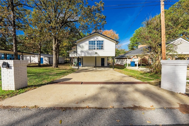 view of front facade with a front lawn