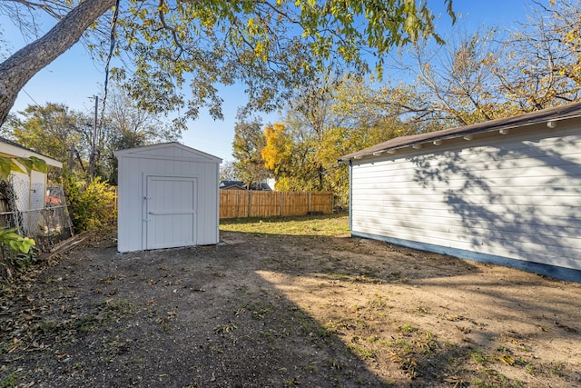 view of yard with a shed