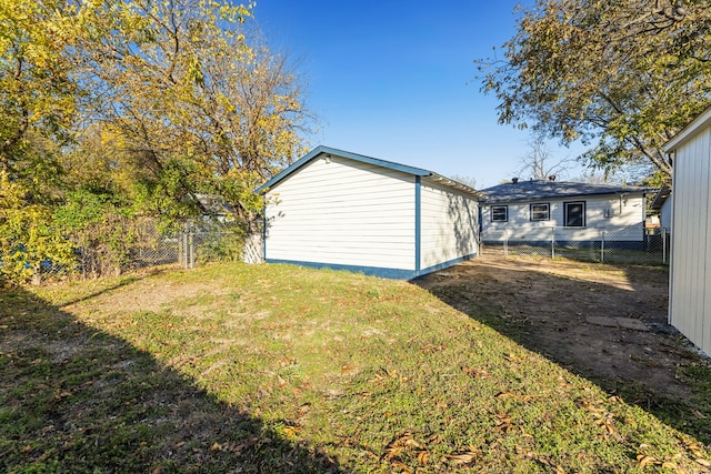 view of yard featuring an outdoor structure