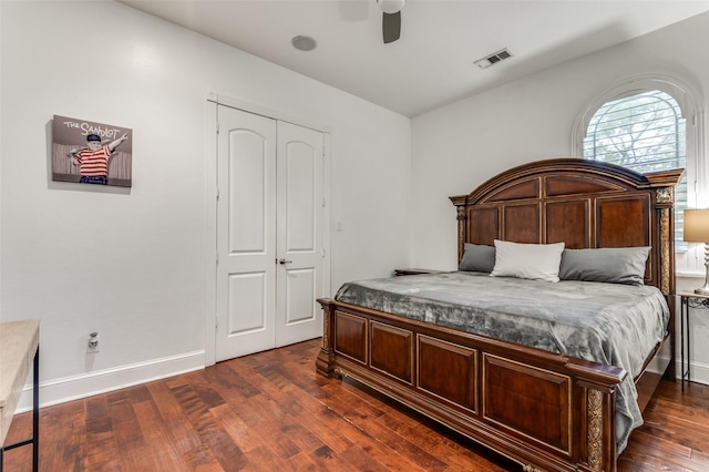 bedroom featuring ceiling fan, dark hardwood / wood-style floors, and a closet