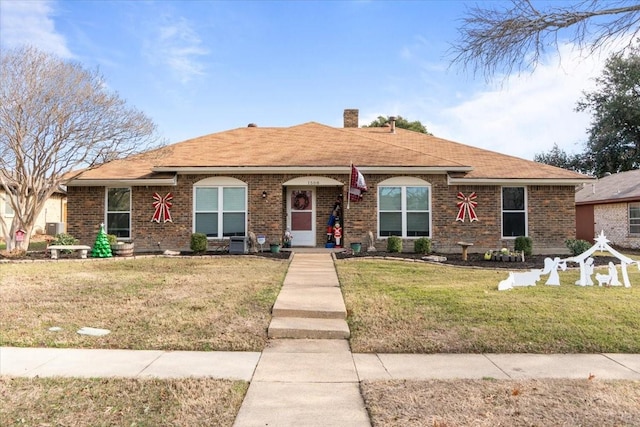 ranch-style house featuring a front yard