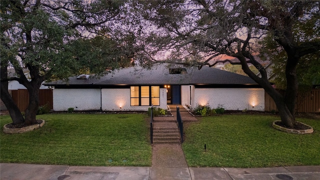 ranch-style house featuring a front yard