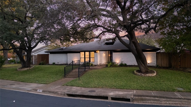 view of front of house featuring a lawn