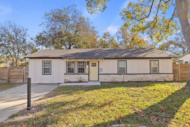 ranch-style home with a front yard