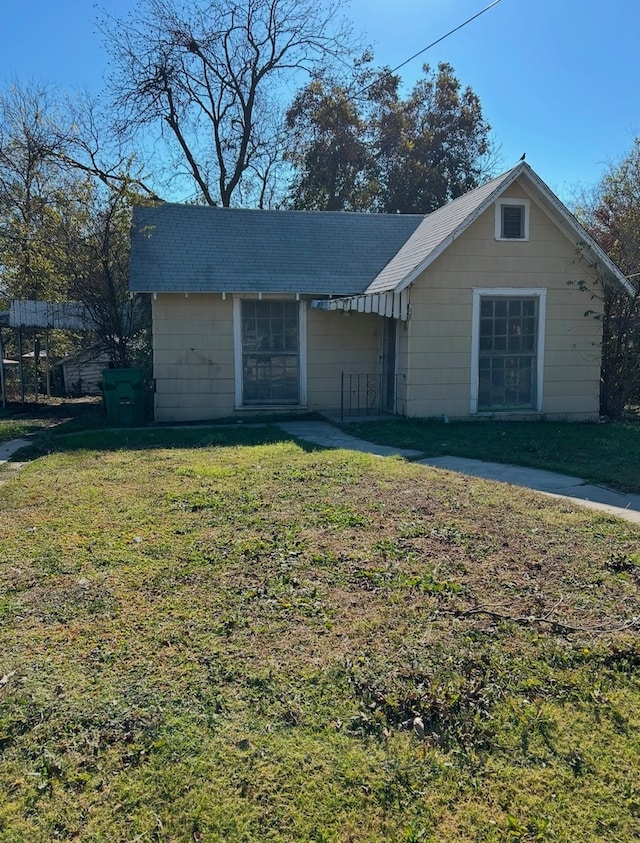 single story home with a front yard