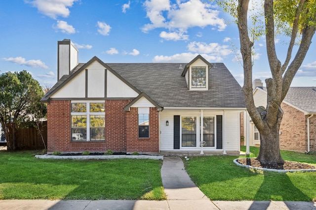 view of front of house featuring a front lawn