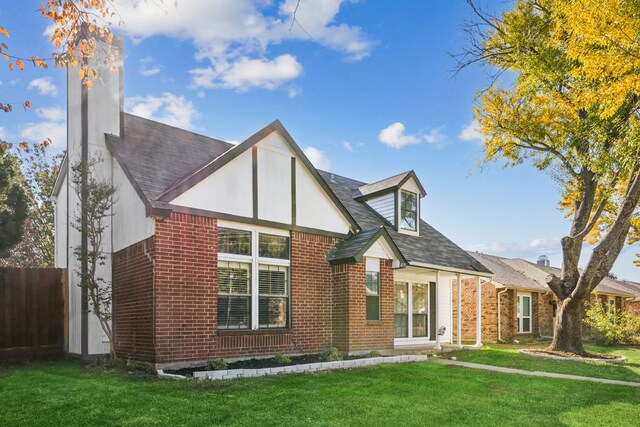 view of front of property featuring a front yard