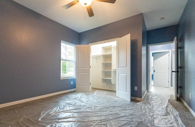 unfurnished bedroom featuring ceiling fan and a closet