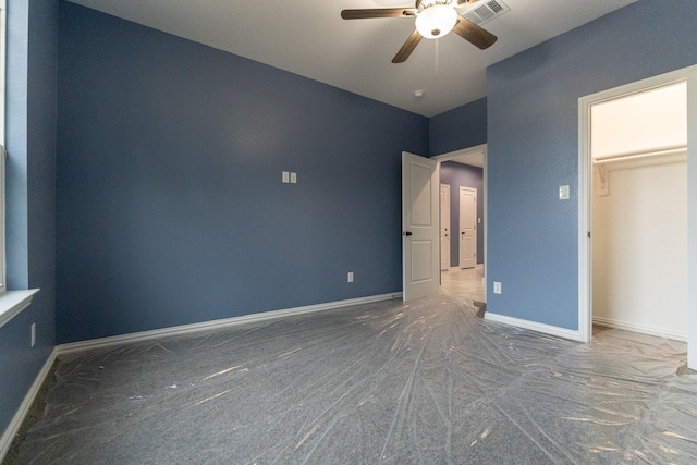 unfurnished bedroom with ceiling fan and a closet