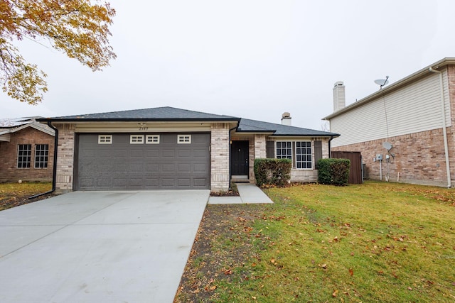 view of front of home featuring a front yard and a garage