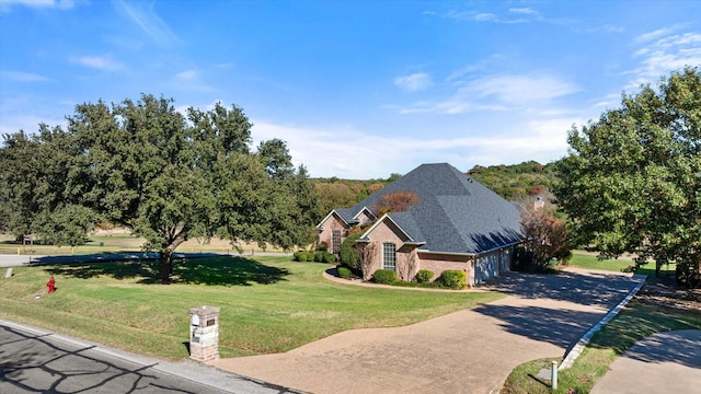 view of front of property featuring a front yard