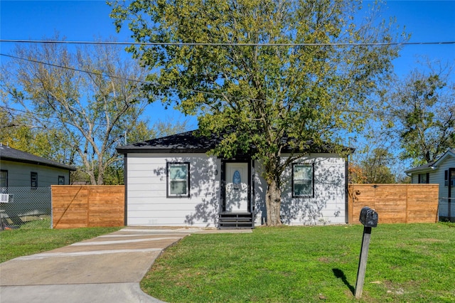 view of front of house featuring a front yard