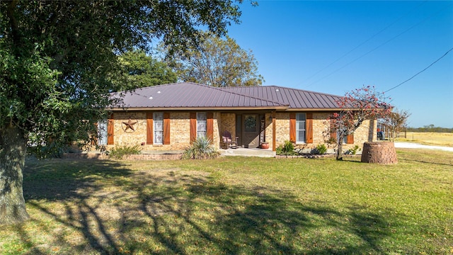 ranch-style house featuring a front lawn