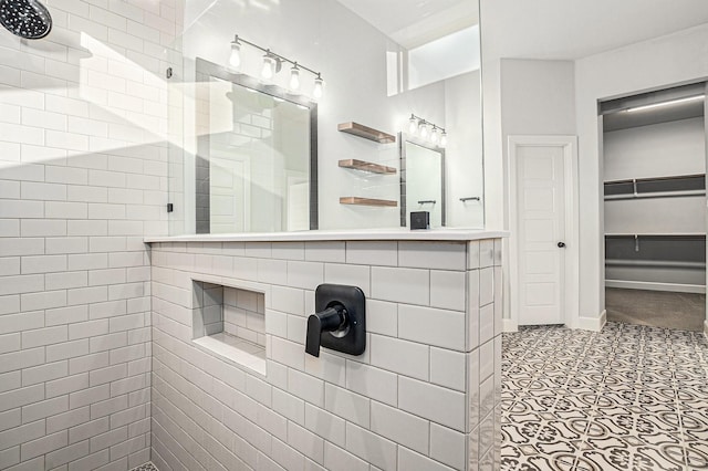 bathroom featuring a tile shower