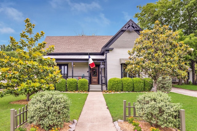 view of front of property with a front yard