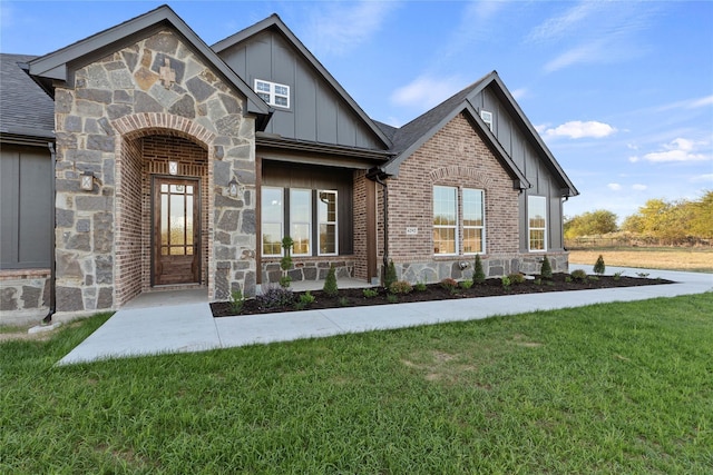 view of front of property featuring a front yard